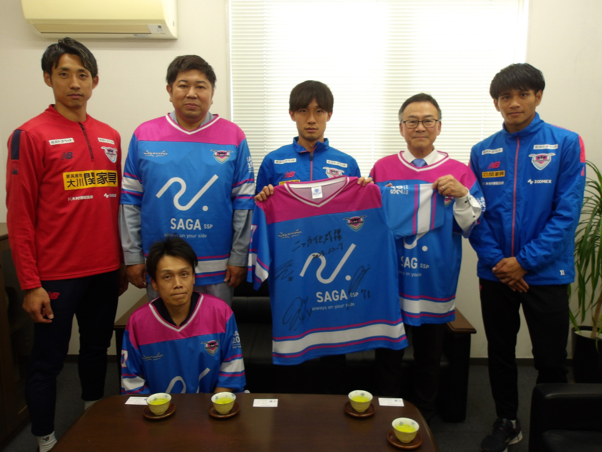 サガン鳥栖 表敬訪問 お知らせ ニッカ化成株式会社